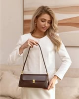 شنطة كتف جلد باللون البني الداكن بتفاصيل ذهبية أني...