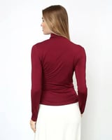 بلوزة برقبة عالية بتفاصيل طيات جذابة