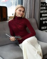 بلوزة برقبة عالية بتفاصيل طيات جذابة