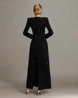 فستان سهرة مطرز بأحجار الراين وبأكمام طويلة