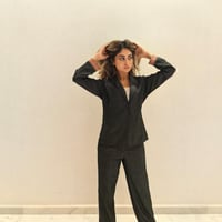 طقم جاكت اسود وبنطلون