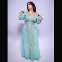 قفطان عشبي مطرز