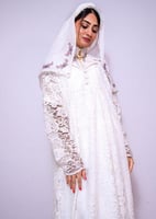 فستان الدانتيل الفرنسي