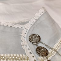 ازارير جنيهات فضية كبيرة