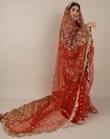 لبس الزبون الاحمر للعروسه