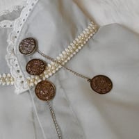 ازارير جنيهات فضية كبيرة