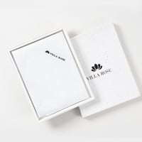 شماغ فيلا روز أبيض كلاسيك انجليزي اصدار 2025