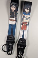 ميدالية استا من بلاك كلوفر ( صورة على الوجهين)