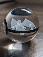 كورة بوكيمون زجاجية مع قاعدة مضيئة.