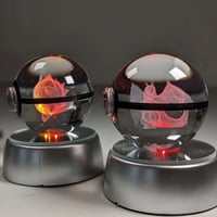 كورة بوكيمون زجاجية مع قاعدة مضيئة.