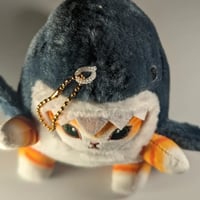 دمية قطنية قط بلباس قرش .