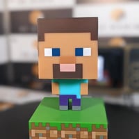 فيقرز مضئ شخصية ستيف من ماين كرافت