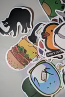 ستكرات حيوانات مع سكاكين.