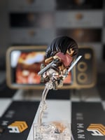 فيقرز ميكاسا من هجوم العمالقة .