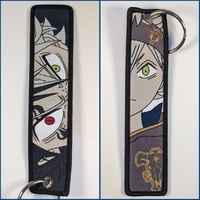 ميدالية بلاك كلوفر ، صورة مختلفة لكل وجه.