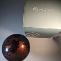 كره أرضية تدور عن طريق الضوء ، من MOVA.