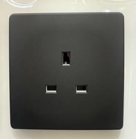 فيش ١٣ أمبير اسود مطفي بيانو NKDN