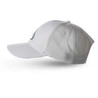 كاب بشعار لومار-أبيض