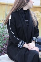 عبايه قماش كوري مقلم بتطريز سماوي