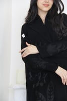 عباية بقماش كريب ملكي مع تطريز