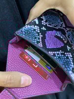 حامل جوال وعدد من البطايق