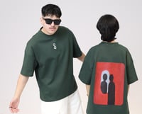 تيشرت زيتي بصورة من الخلف