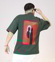 تيشرت زيتي بصورة من الخلف