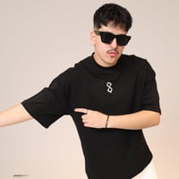 تيشرت أسود بصورة من الخلف