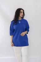 تيشرت أزرق بكتابة من خلف