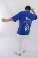 تيشرت أزرق بكتابة من خلف