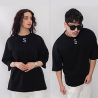 تيشرت اسود بكتابة من الخلف