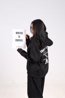 هودي اسود بكتابة من الخلف