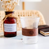 كوب زجاج بممسك خشب