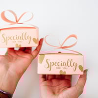 10 حبات توزيعات وردي ذهبي