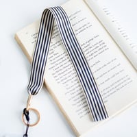 شريط حامل البطاقة التعريفية