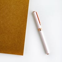 قلم أبيض روز قولد