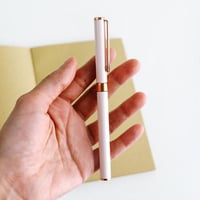 قلم أبيض روز قولد