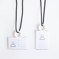 حامل البطاقة التعريفية للجامعة والدوام