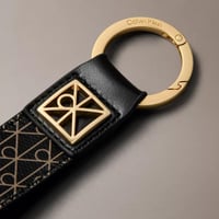 ميدالية مفاتيح ماركة كالفن كلاين في علبة