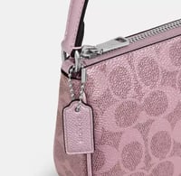 شنطة كوتش نوليتا مع ميدالية حافظة في علبة هدايا كو...