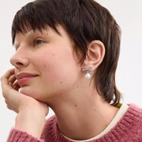 أقراط كوتش على شكل فيونكه من اللؤلؤ