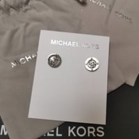 اقراط مايكل كورس فضي