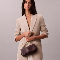 شنطة كتف كالفن كلاين لون برغندي