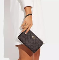 محفظة كوتش ريستلت كبيرة مع جيوب بطاقات