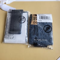 محفظة بطاقات مايكل كورس مع مشبك