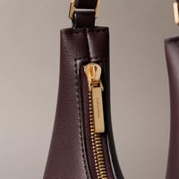 شنطة كتف كالفن كلاين لون برغندي