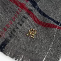 شال ماركة تومي هيلفيغر