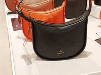 شنطة اقنر جلد اسود منقوش