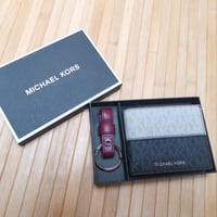 محفظة مايكل كورس بيل فولد مع ميدالية في بوكس