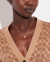 قلادة كوتش اناميل